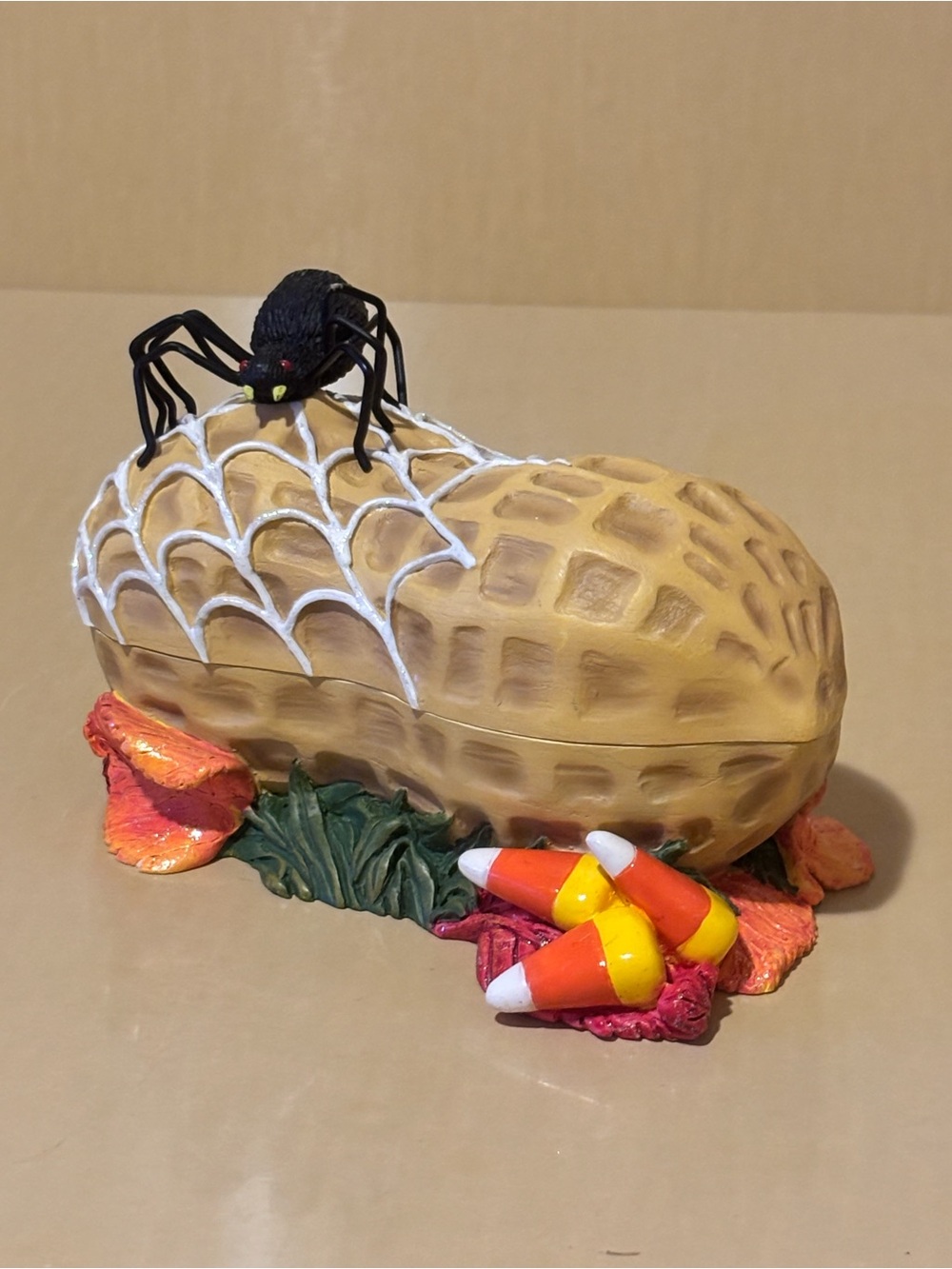 Maruri “In a Nutshell” Collectible Figurine/Trinket Box. Halloween.
